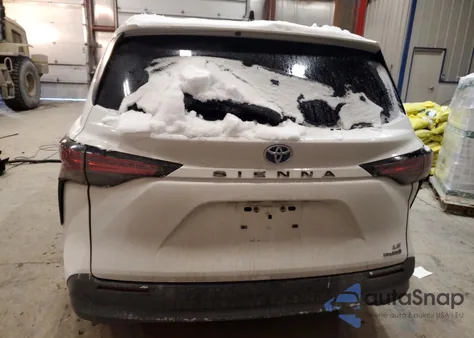 2021 Toyota Sienna Le z USA, uszkodzony, nr VIN 5TDKRKEC5MS058699